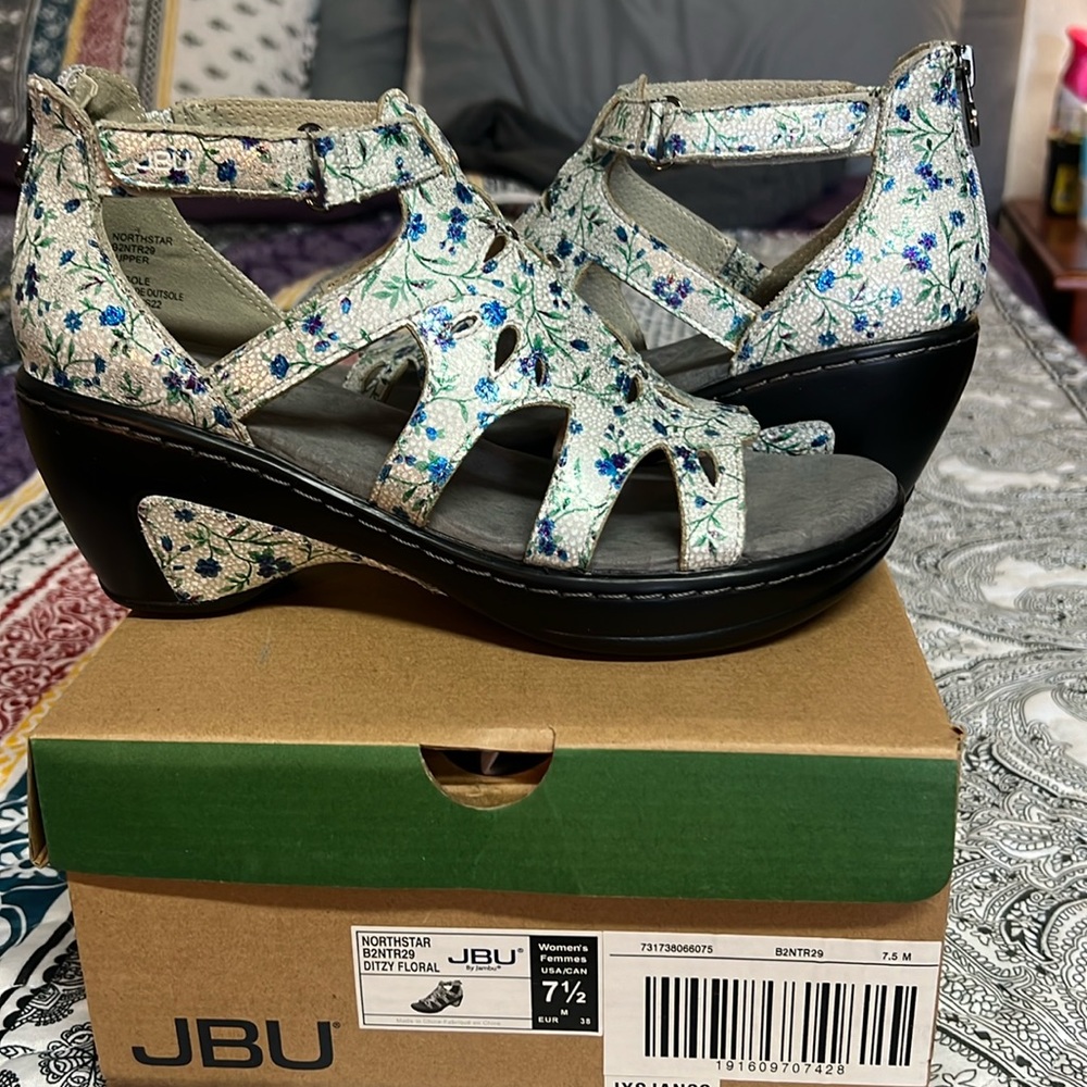 Brand new wedged sandles.